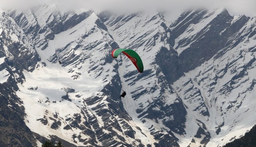 paragliding in manali
